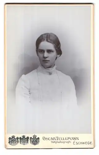 Fotografie Oscar Tellgmann, Eschwege, Portrait junge Dame in weisser Kleidung