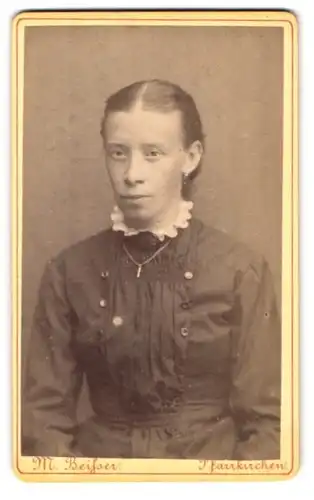 Fotografie M. Beisser, Pfarrkirchen, Portrait junge Dame im Kleid mit Kreuzkette