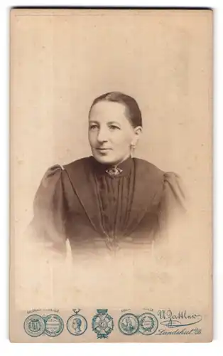 Fotografie U. Zattler, Landshut, Zwischen den Brücken 684, Portrait bürgerliche Dame mit zurückgebundenem Haar
