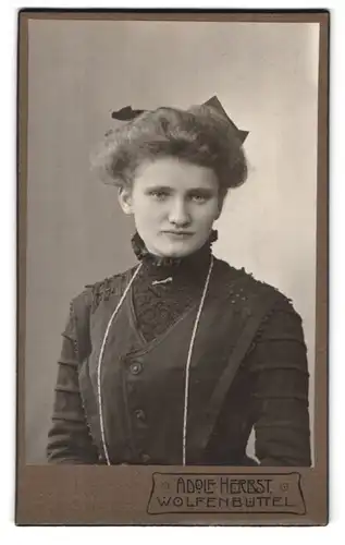 Fotografie Adolf Herbst, Wolfenbüttel, Langeherzogstrasse 28, Portrait junge Dame im hübschen Kleid