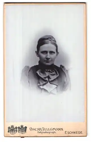 Fotografie Oscar Tellgmann, Eschwege, Portrait junge Dame mit Hochsteckfrisur