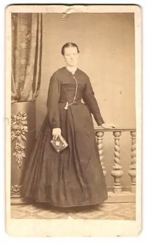 Fotografie M. Beisser, Pfarrkirchen, Portrait modisch gekleidete Dame mit Buch in der Hand