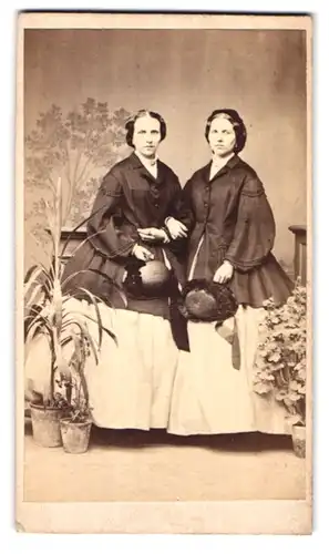 Fotografie Fotograf und Ort unbekannt, Portrait Zwillings Schwestern Elise und Friedericke Bechstein im Atelier