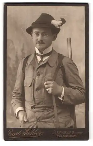 Fotografie Carl Köhler, Ilsenburg, Mühlenstr. 224, Portrait Jäger mit Flinte und Jagdhut