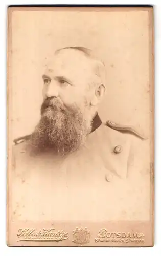 Fotografie Selle & Kuntze, Potsdam, Schwertfegerstr. 14, Portrait älterer Jäger in Uniform mit Vollbart