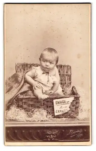 Fotografie A. Louvois, Lez-Bruxelles, Chaussee de Louvain 51, Portrait Kleinkind kommt aus Weidenkorb gestiegen