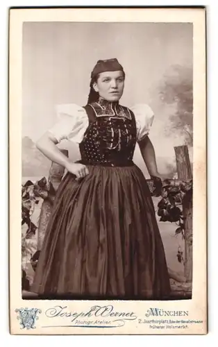 Fotografie Joseph Werner, München, Isarthorplatz 2, Portrait junge Frau in bayrischer Tracht