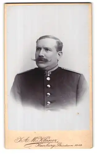 Fotografie J. A. M. Kleiner, Hamburg, Steindamm 50-52, Portrait älterer Eisenbahner in Uniform mit Moustache