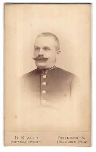 Fotografie Th. Klauer, Offenbach a. M., Frankfurter Str. 32, Portrait Mann in Eisenbahn Uniform mit Schnauzbart