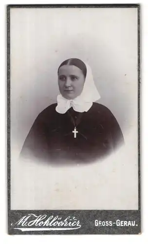 Fotografie M. Hohlöcher, Gross-Gerau, Portrait junge Ordensschwester im Habit mit Kette