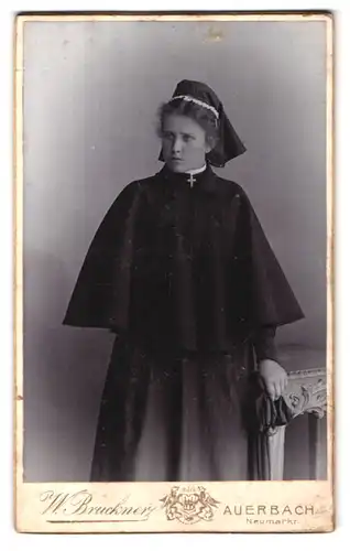 Fotografie W. Bruckner, Auerbach, Neumarkt, Portrait junge Frau im Habit mit Kreuz an Kette