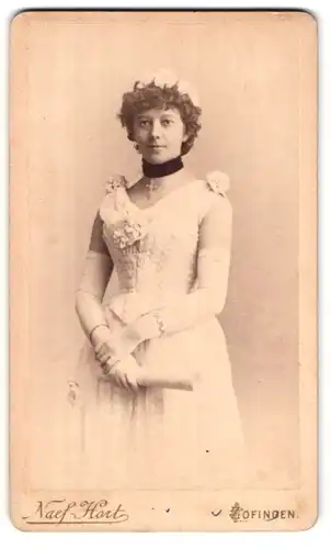 Fotografie Naef Hort, Zofingen, Luzerner-Str., Portrait Frau im Sommerkleid mit Halsband und Kopfschmuck