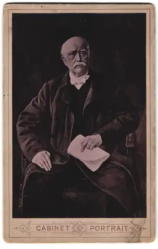 Fotografie Fotograf und Ort unbekannt, Portrait Bismarck im Anzug mit Fliege sitzt im Stuhl