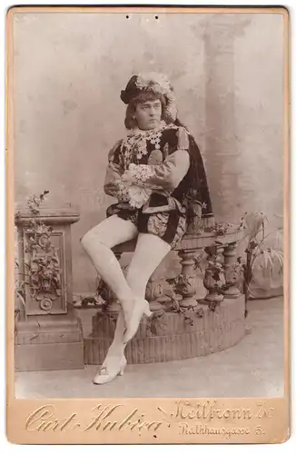 Fotografie Curt Kubica, Heilbronn a. N., Rathhausgasse 5, Portrait Darsteller im Bühnenkostüm mit Strumpfhosen