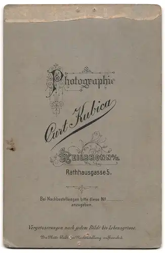 Fotografie Curt Kubica, Heilbronn a. N., Rathhausgasse 5, Portrait Darsteller im Bühnenkostüm mit Strumpfhosen