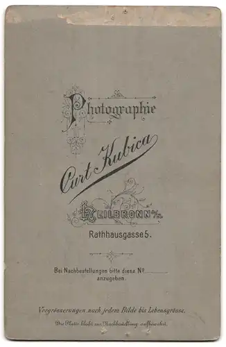 Fotografie Curt Kubica, Heilbronn a. N., Rathhausgasse 5, Portrait Schauspieler im Kostüm mit Säbel