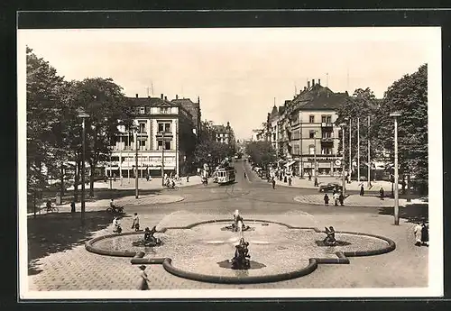 AK Mannheim, Platz mit Springbrunnen, Strassenbahn und Spaziergängern