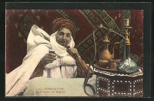 AK Arabe fumant son Narguileh, Araber raucht Wasserpfeife