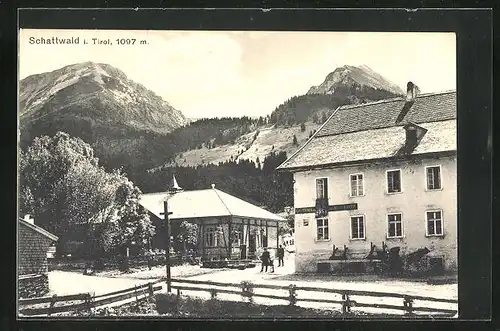 AK Schattwald, Ortsansicht mit Gasthaus im Sonnenschein