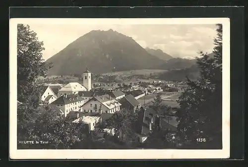 AK Reutte i. Tirol, Blick auf den Ort vor majestätischen Bergen