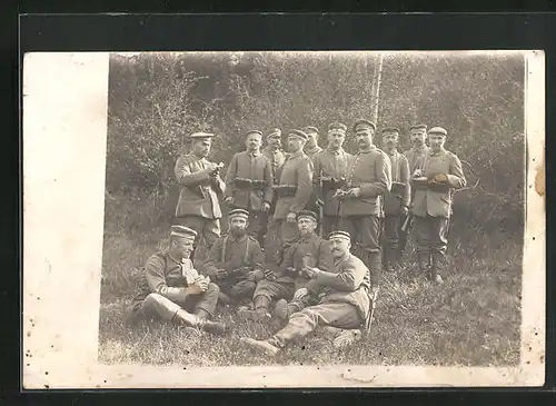 Foto-AK Soldaten spielen Karten im Felde