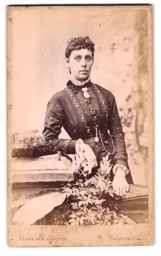 Fotografie Schreiber & Dutton, Woolwich, 101, Wellington Street, Portrait junge Dame im Kleid