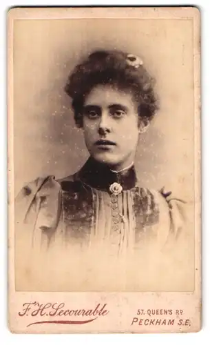 Fotografie F. H. Secourable, Peckham-SE, 57, Queens Road, Portrait junge Dame mit Kragenbrosche