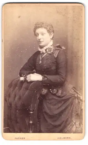 Fotografie W. G. Parker, London, 40, High Holborn, Portrait bürgerliche Dame in festlicher Kleidung