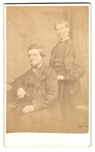 Fotografie W. G. Parker, London, 45, High Holborn, Portrait zwei Herren in zeitgenössischer Kleidung