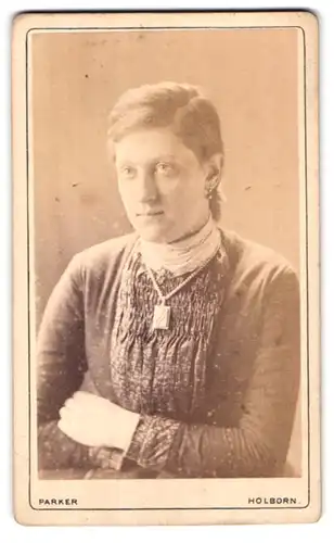Fotografie W. G. Parker, London, 40, High Holborn, Portrait junge Dame im Kleid mit Halskette