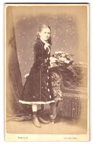 Fotografie W. G. Parker, London, 40, High Holborn, Portrait junges Mädchen im Kleid mit Blumenkorb