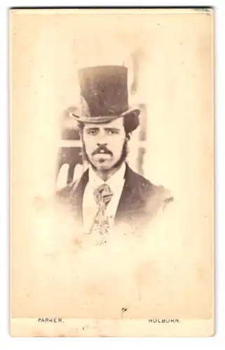 Fotografie W. G. Parker, London, 40, High Holborn, Portrait junger Herr im Anzug mit Bart und Hut
