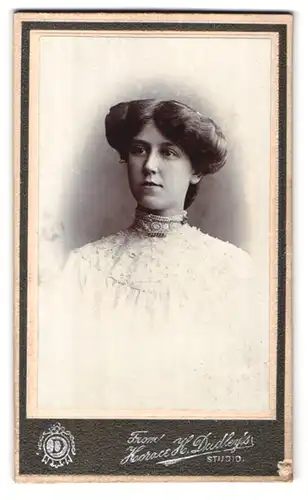 Fotografie Horace H. Dudley, Worcester, 46, Broad St., Portrait junge Dame mit moderner Frisur