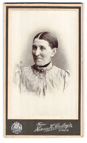 Fotografie Horace H. Dudley, Worcester, 46, Broad St., Portrait ältere Dame mit zurückgebundenem Haar
