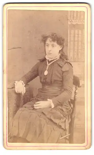 Fotografie J. Shirvington & Son, Ort unbekannt, Portrait junge Dame im Kleid mit Amulett
