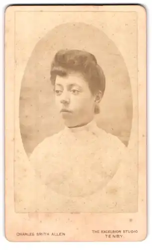 Fotografie Charles Smith Allen, Tenby, Portrait junge Dame mit zeitgenössischer Frisur