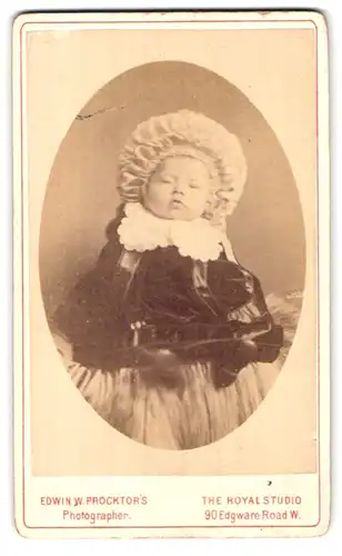 Fotografie Edwin W. Procktor, London-W, 90, Edgware Road, Portrait süsses Baby in hübscher Kleidung