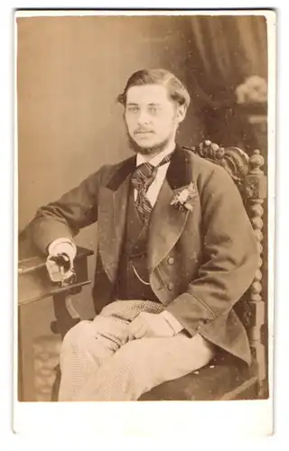 Fotografie Frederick Cole, London-NW, 380, Euston Road, Portrait modisch gekleideter Herr mit Bart