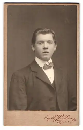 Fotografie Systr. Hedberg, Lysekil, Portrait junger Herr im Anzug mit Fliege