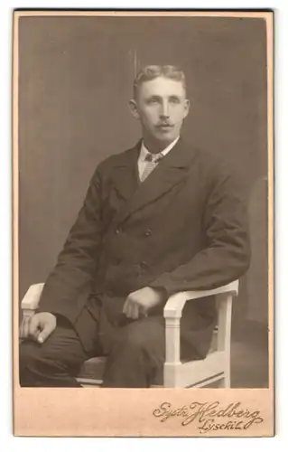 Fotografie Systr. Hedberg, Lysekil, Portrait junger Herr in modischer Kleidung