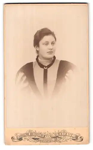 Fotografie Adolph Heinsch, Greiz i /V., Carolinenstrasse 36, Portrait modisch gekleidete Dame mit Halskette