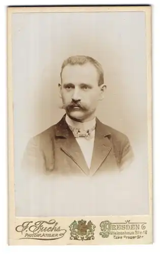 Fotografie J. Fuchs, Dresden, Waisenhaus Strasse 16, Portrait modisch gekleideter Herr mit Schnauzbart