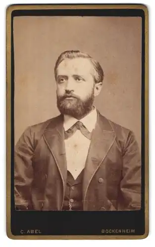 Fotografie C. Abel, Bockenheim, Frankfurter Strasse 16, Portrait modisch gekleideter Herr mit Backenbart