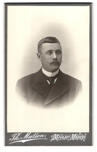 Fotografie Th. Matson, Mjölby, Portrait modisch gekleideter Herr mit Schnurrbart