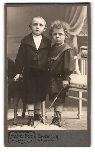 Fotografie Friedrich Meltz, Quedlinburg, Heiligegeist-Strasse 12, Portrait zwei hübsch gekleidete Jungen mit Stock