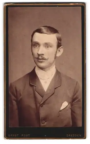 Fotografie Ernst Rost, Dresden, Wettinerstrsse 15, Portrait eleganter Herr mit Oberlippenbart