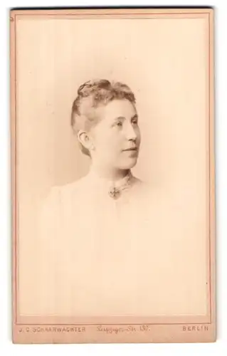 Fotografie J. C. Schaarwächter, Berlin, Leipziger-Strasse 130, Portrait junge Dame mit hochgestecktem Haar