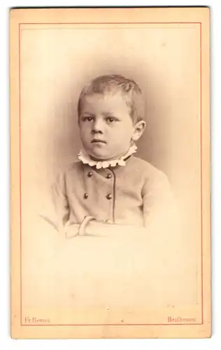 Fotografie Fr. Berrer, Heilbronn, Bergstrasse 2, Portrait kleiner Junge in hübscher Kleidung