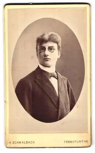 Fotografie A. Schwalbach, Frankfurt a /M., Portrait junger Herr im Anzug mit Zwicker