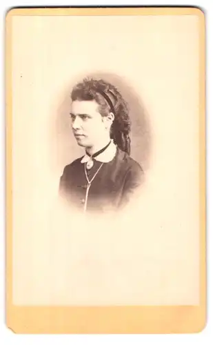 Fotografie Emil Markwort, Darmstadt, Obere Hügelstrasse 18, Portrait hübsch gekleidete Dame mit Amulett